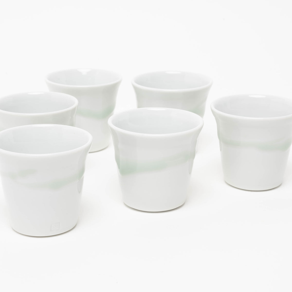 Becher aus Naturporzellan mit Seladonschüttung, klein