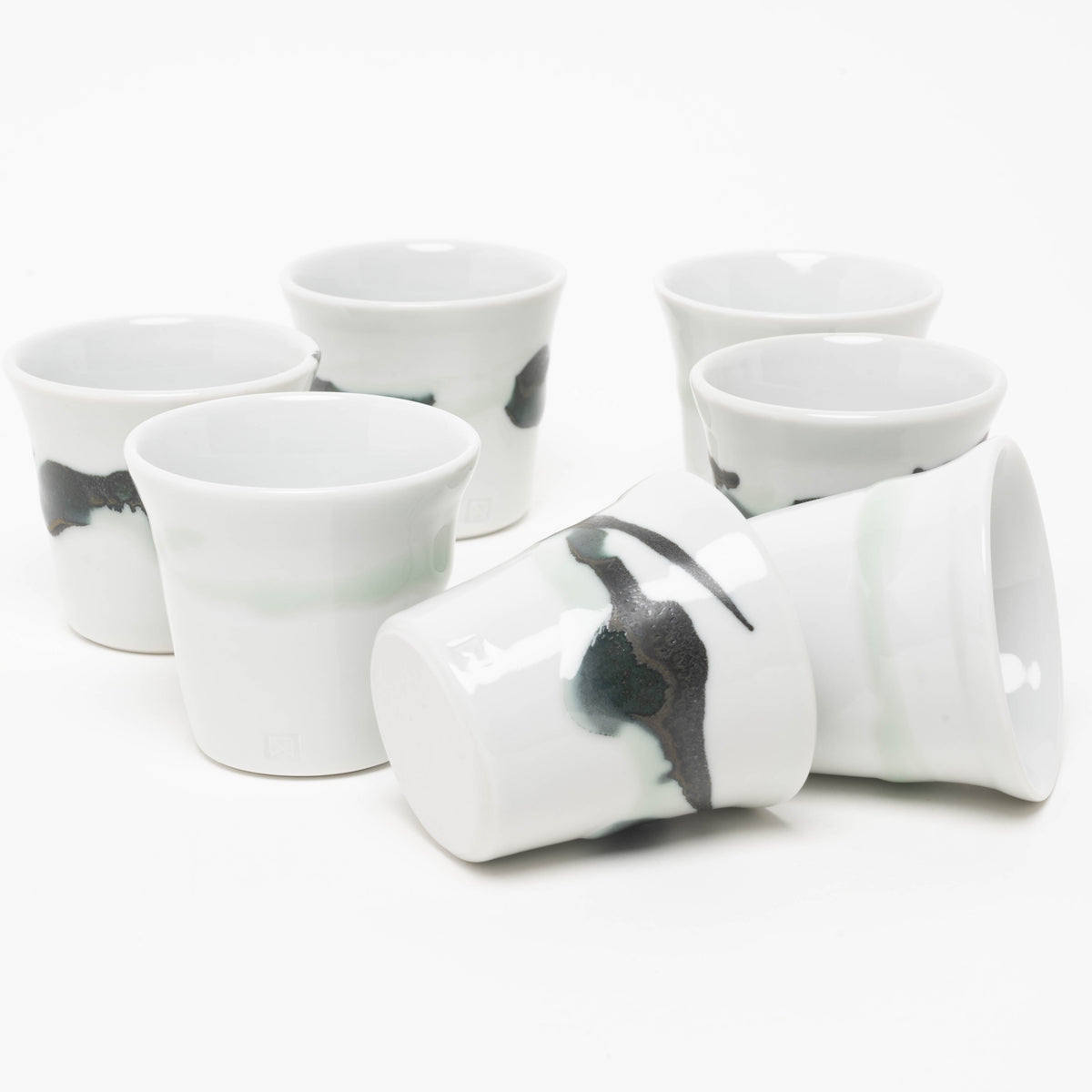 Becher aus Naturporzellan mit Seladonschüttung, klein