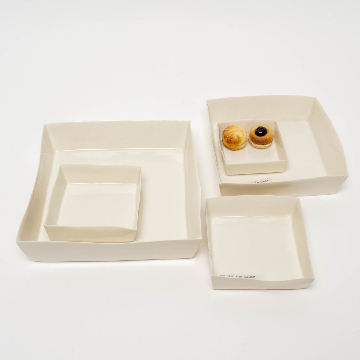 Porcelain box 22 x 22 cm